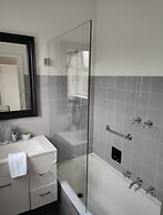 Centennial Inn on Bathurst