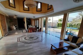 Palm Beach Piazza Beachfront Lovely Apartment