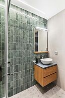 Limehome Piraeus Olive