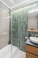Limehome Piraeus Olive