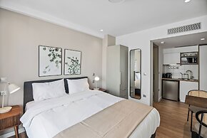 Limehome Piraeus Olive