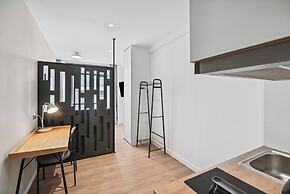 Limehome Piraeus Olive