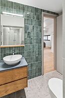 Limehome Piraeus Olive