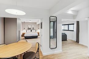 Limehome Piraeus Olive