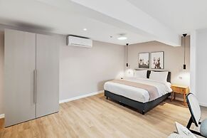 Limehome Piraeus Olive