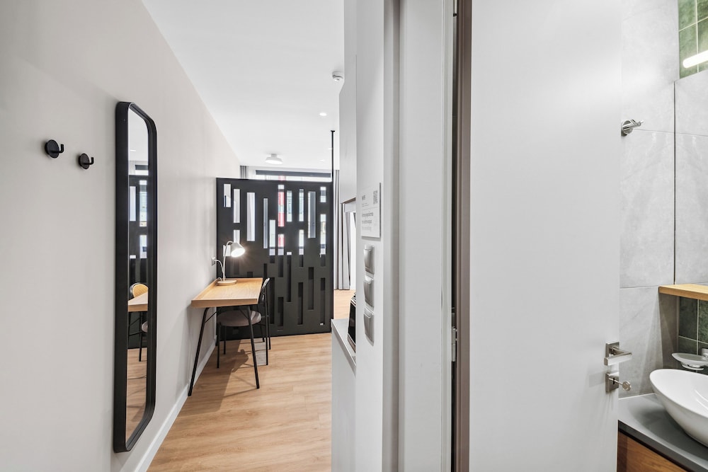 Limehome Piraeus Olive