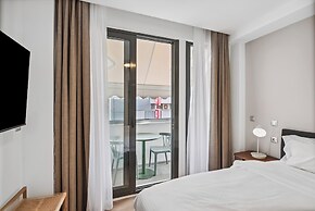 Limehome Piraeus Olive