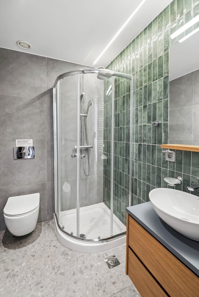 Limehome Piraeus Olive