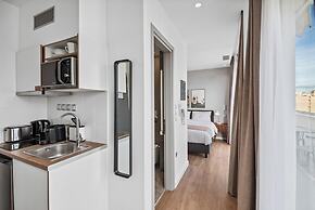 Limehome Piraeus Olive