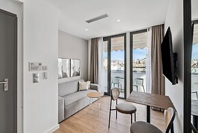 Limehome Piraeus Olive
