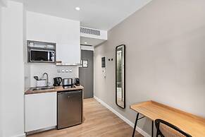 Limehome Piraeus Olive