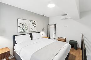 Limehome Piraeus Olive