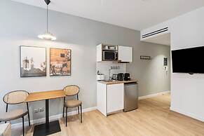 Limehome Piraeus Olive
