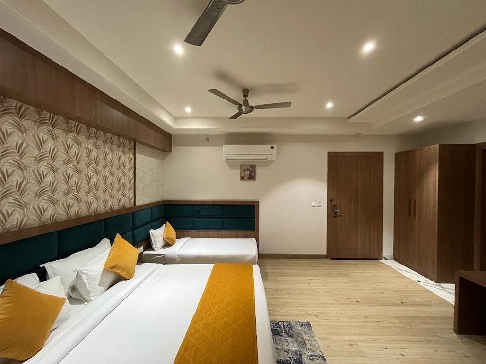Hotel Three Seasons