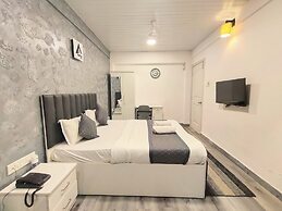 Astha Kandivali Service Apt