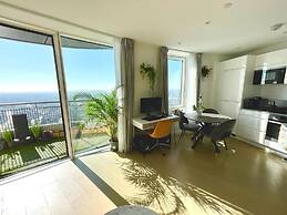 Stylish 1-Bedroom Apt with Stunning London Views
