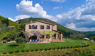 Beautiful Villa in San Giovanni del Pantano With Pool