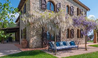 Beautiful Villa in San Giovanni del Pantano With Pool