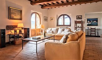 Beautiful Villa in San Giovanni del Pantano With Pool