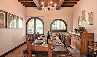 Beautiful Villa in San Giovanni del Pantano With Pool