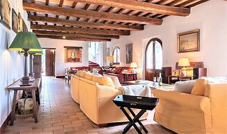 Beautiful Villa in San Giovanni del Pantano With Pool