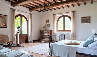 Beautiful Villa in San Giovanni del Pantano With Pool