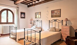 Beautiful Villa in San Giovanni del Pantano With Pool