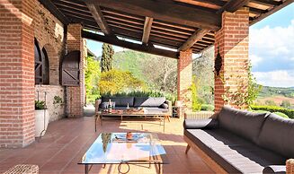 Beautiful Villa in San Giovanni del Pantano With Pool