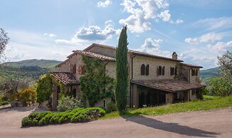 Beautiful Villa in San Giovanni del Pantano With Pool