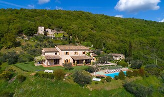 Beautiful Villa in San Giovanni del Pantano With Pool