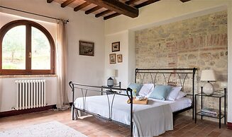 Beautiful Villa in San Giovanni del Pantano With Pool