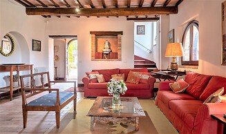 Beautiful Villa in San Giovanni del Pantano With Pool