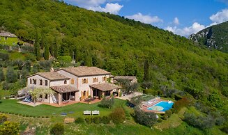 Beautiful Villa in San Giovanni del Pantano With Pool