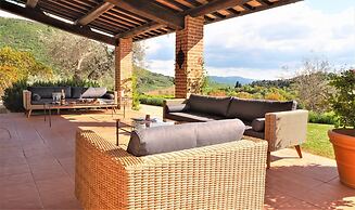 Beautiful Villa in San Giovanni del Pantano With Pool
