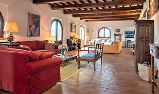 Beautiful Villa in San Giovanni del Pantano With Pool