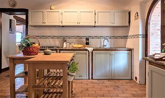 Beautiful Villa in San Giovanni del Pantano With Pool