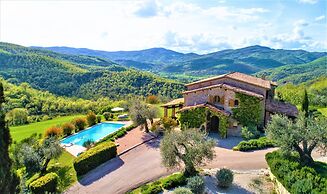 Beautiful Villa in San Giovanni del Pantano With Pool