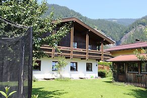 Quaint Mansion Near ski bus in Goldegg