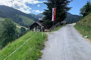 Quaint Mansion Near ski bus in Goldegg