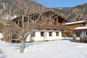 Quaint Mansion Near ski bus in Goldegg