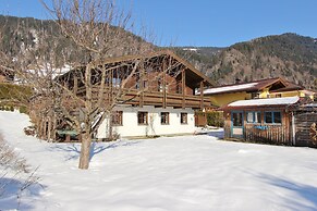 Quaint Mansion Near ski bus in Goldegg