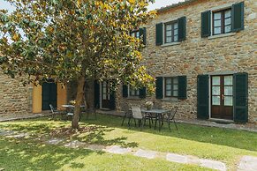 Rustic Farmhouse in Cortona With Swimming Pool