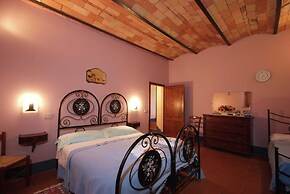 Modern Farmhouse in Pienza With Pool