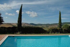 Modern Farmhouse in Pienza With Pool