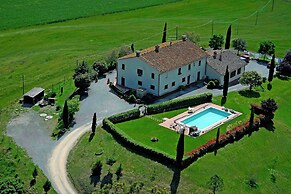 Modern Farmhouse in Pienza With Pool