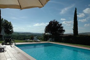 Modern Farmhouse in Pienza With Pool