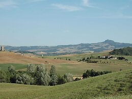 Modern Farmhouse in Pienza With Pool