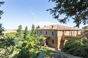 Lavish Holiday Home in Volterra With Pool