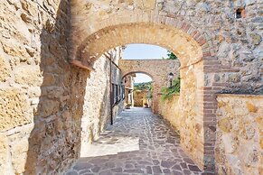 Lavish Holiday Home in Volterra With Pool