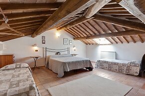 Lavish Holiday Home in Volterra With Pool